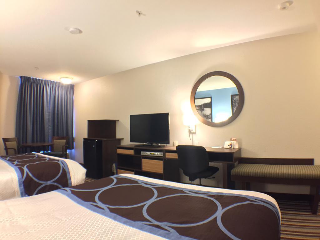 Super 8 By Wyndham Fort Frances Exterior photo